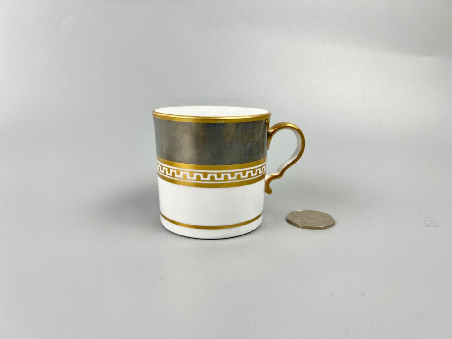 A fine Spode platinum lustre coffee can in pattern 822. c.1805-10