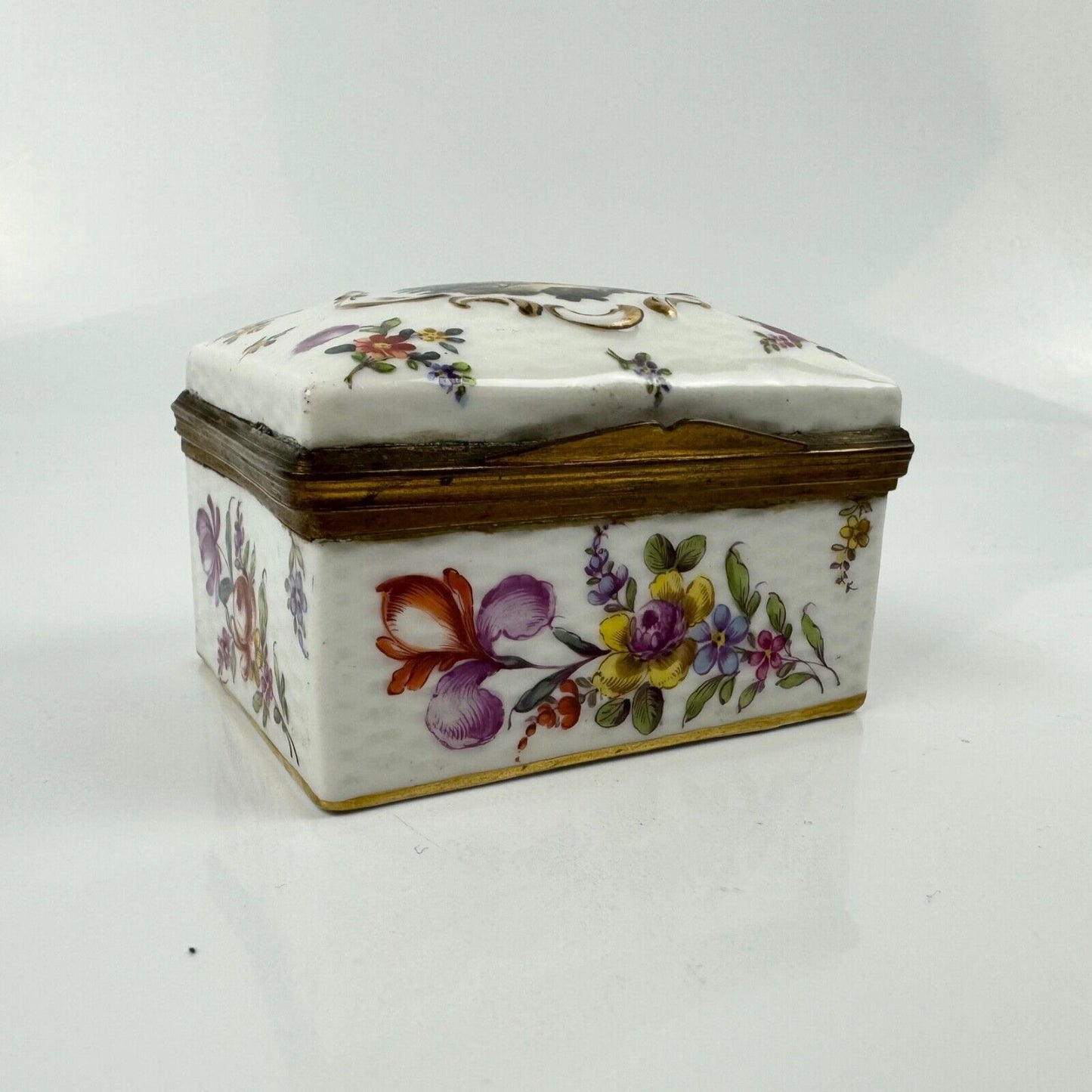 Samson porcelain box painted in Meissen-style w/figures & Deutsche Blümen c1880