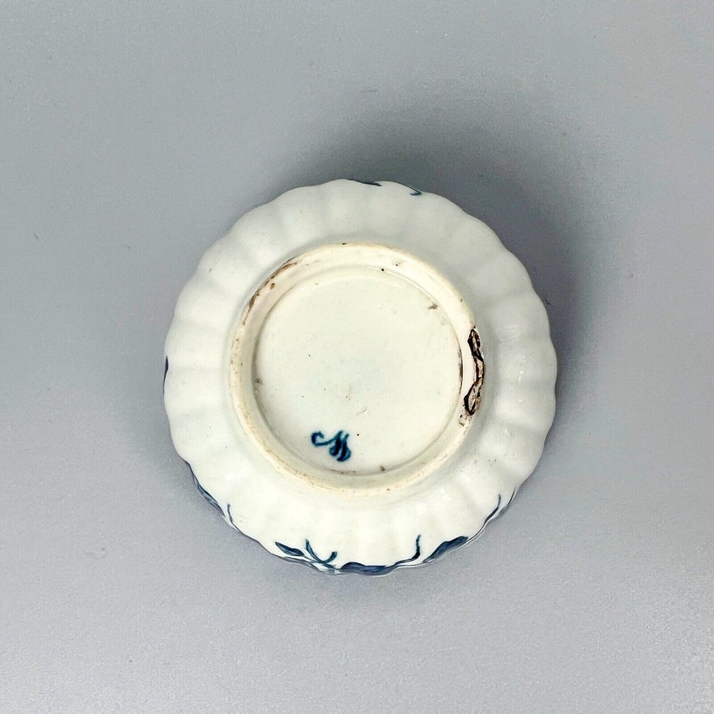 Very rare Worcester blue & white corrugated teabowl in unrecorded pattern c1780
