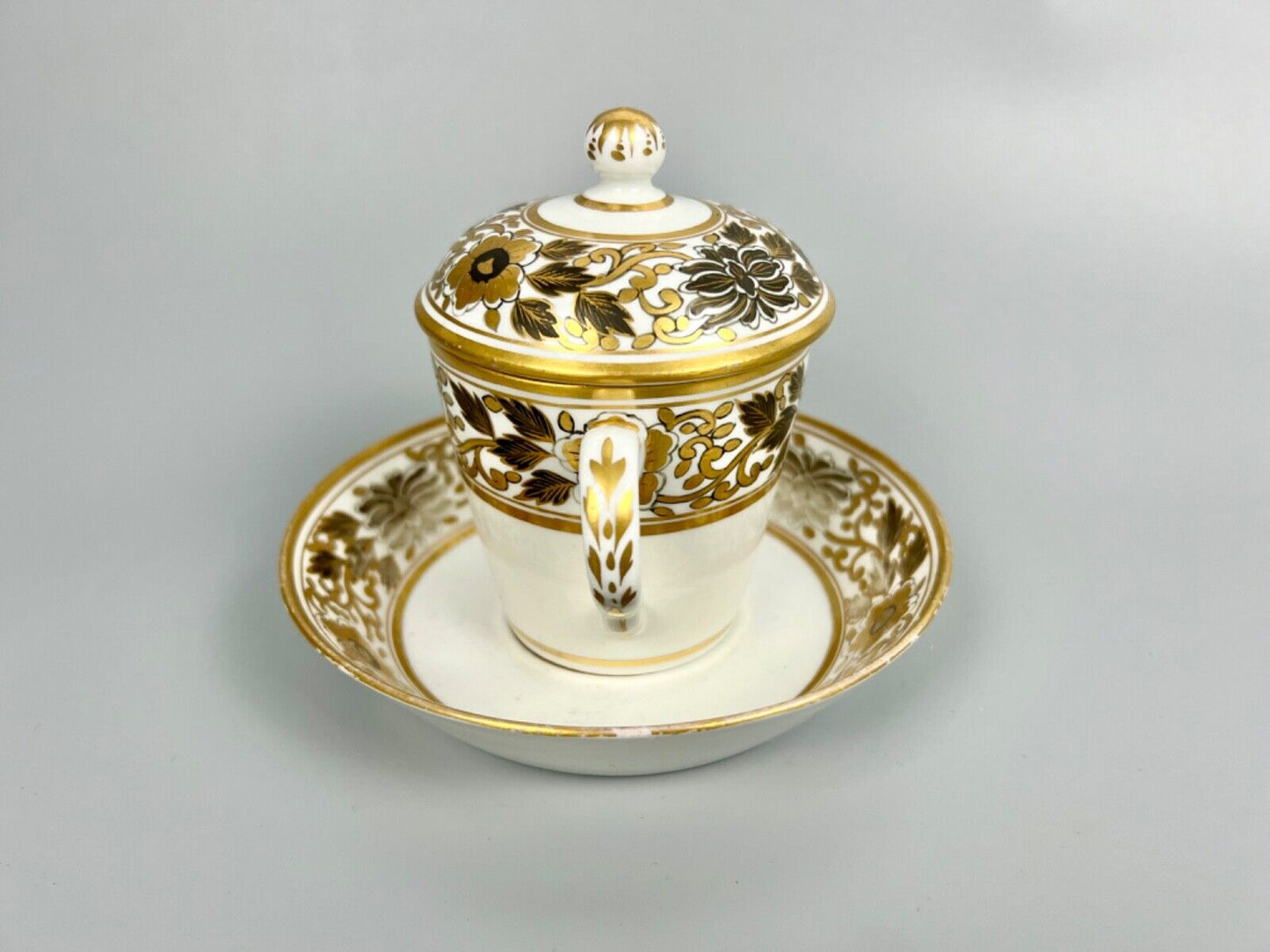 A pair of Chamberlain Worcester chocolate cups, covers and stands c1795