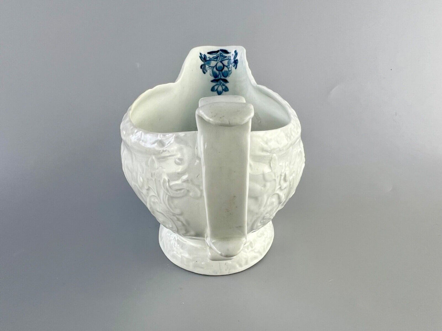 A Worcester porcelain 'Two Porters Landcsape v.1' pattern sauceboat c1770