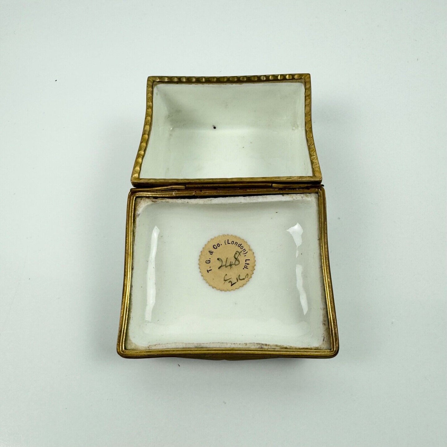 Samson porcelain box painted in Meissen-style w/figures & Deutsche Blümen c1880