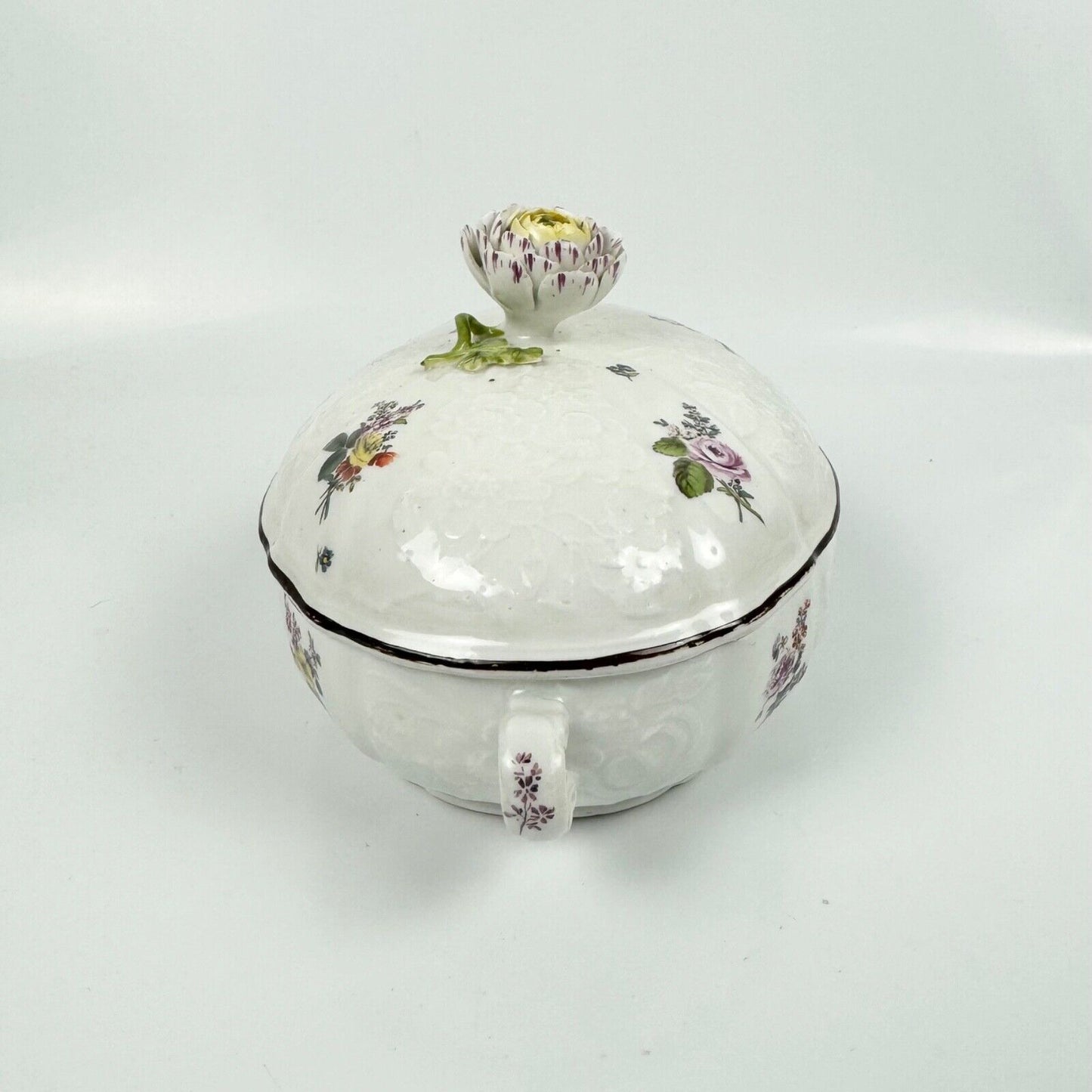Meissen écuelle with deutsche blümen, floral moulding & floral finial c.1745-55