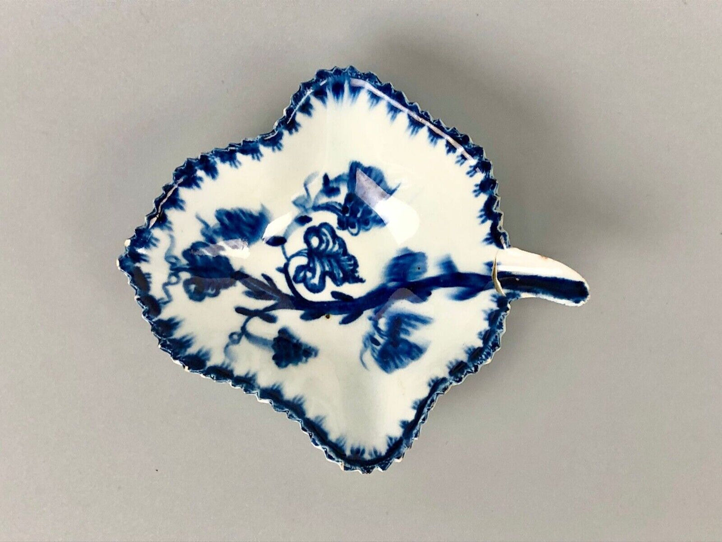A Lowestoft Painted Pickle Dish With Berry Border c1768-70