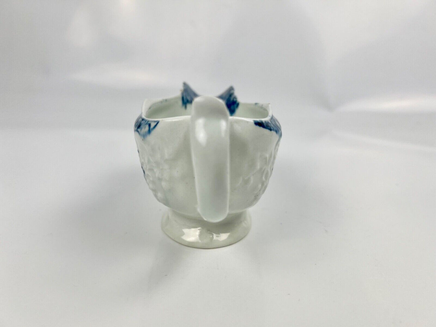 A Lowestoft porcelain cream jug