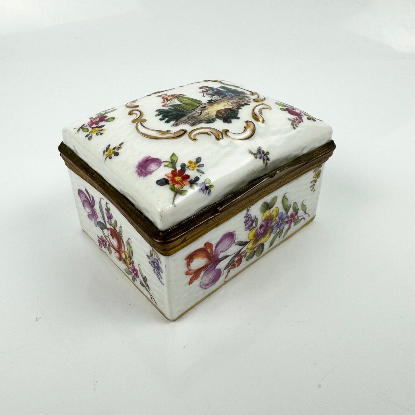 Samson porcelain box painted in Meissen-style w/figures & Deutsche Blümen c1880