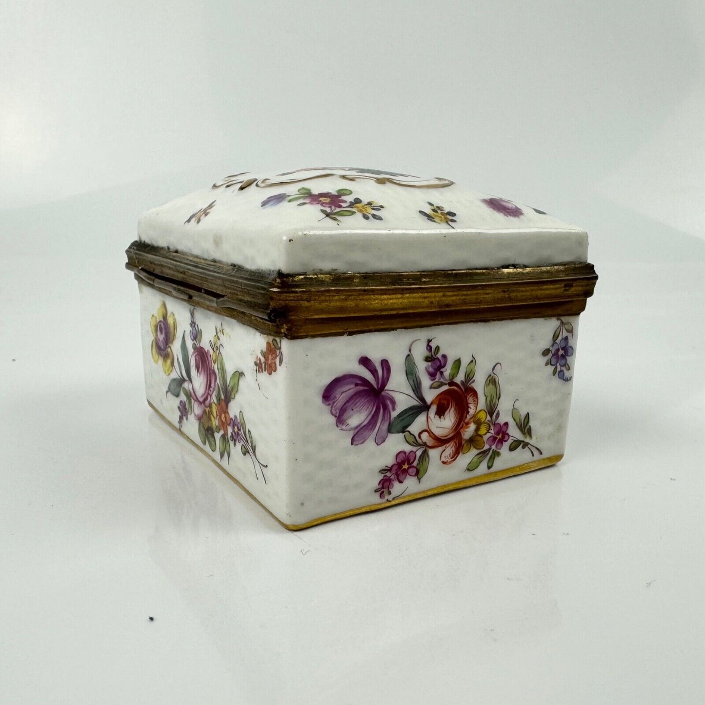 Samson porcelain box painted in Meissen-style w/figures & Deutsche Blümen c1880