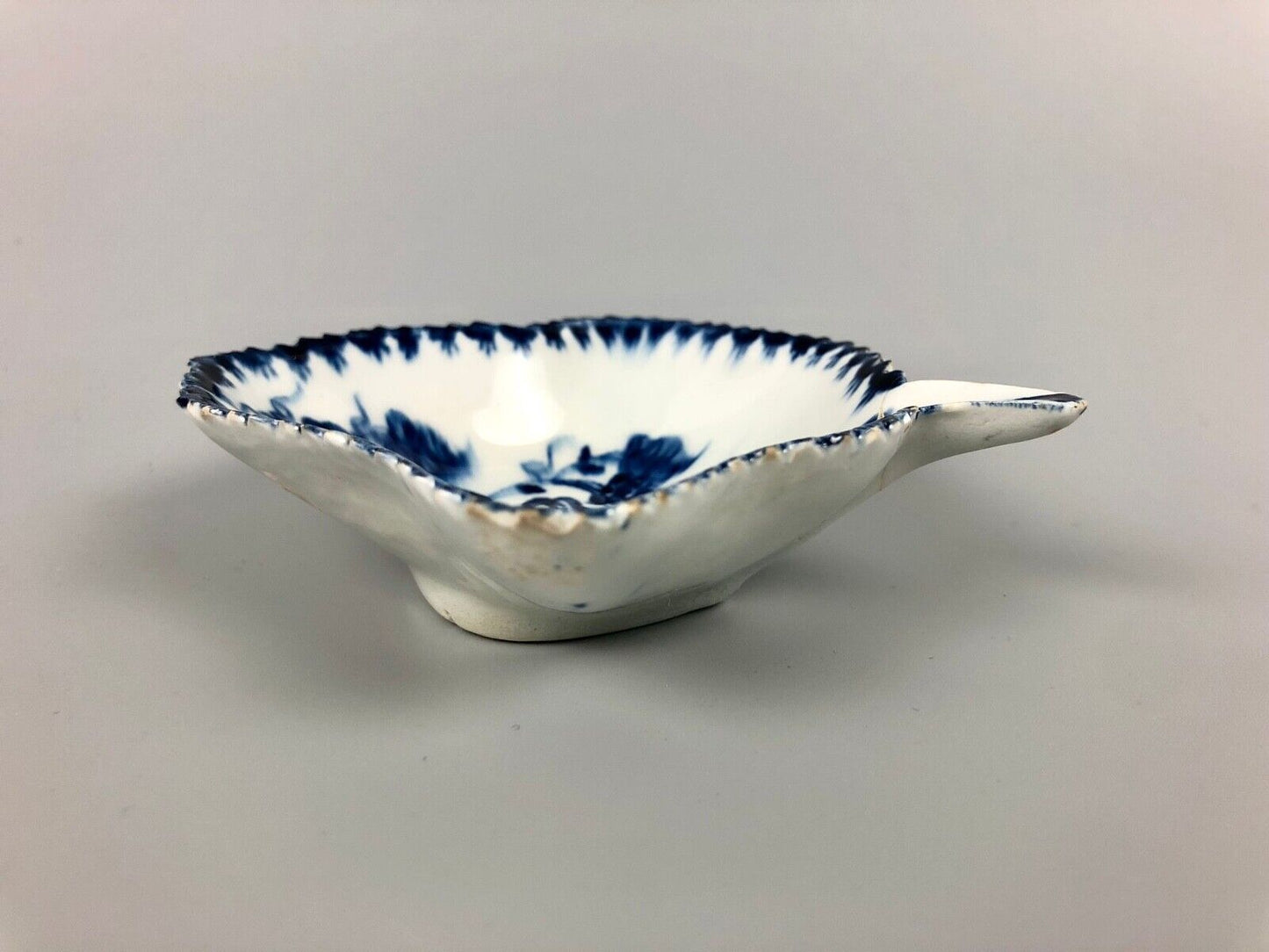 A Lowestoft Painted Pickle Dish With Berry Border c1768-70
