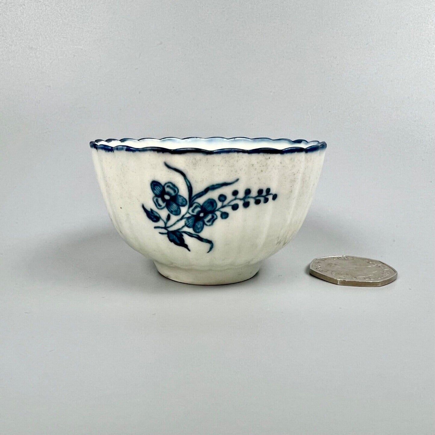 Very rare Worcester blue & white corrugated teabowl in unrecorded pattern c1780