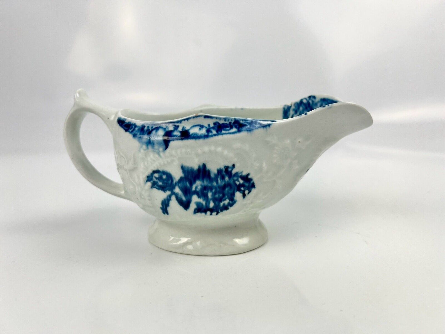 A Lowestoft porcelain cream jug