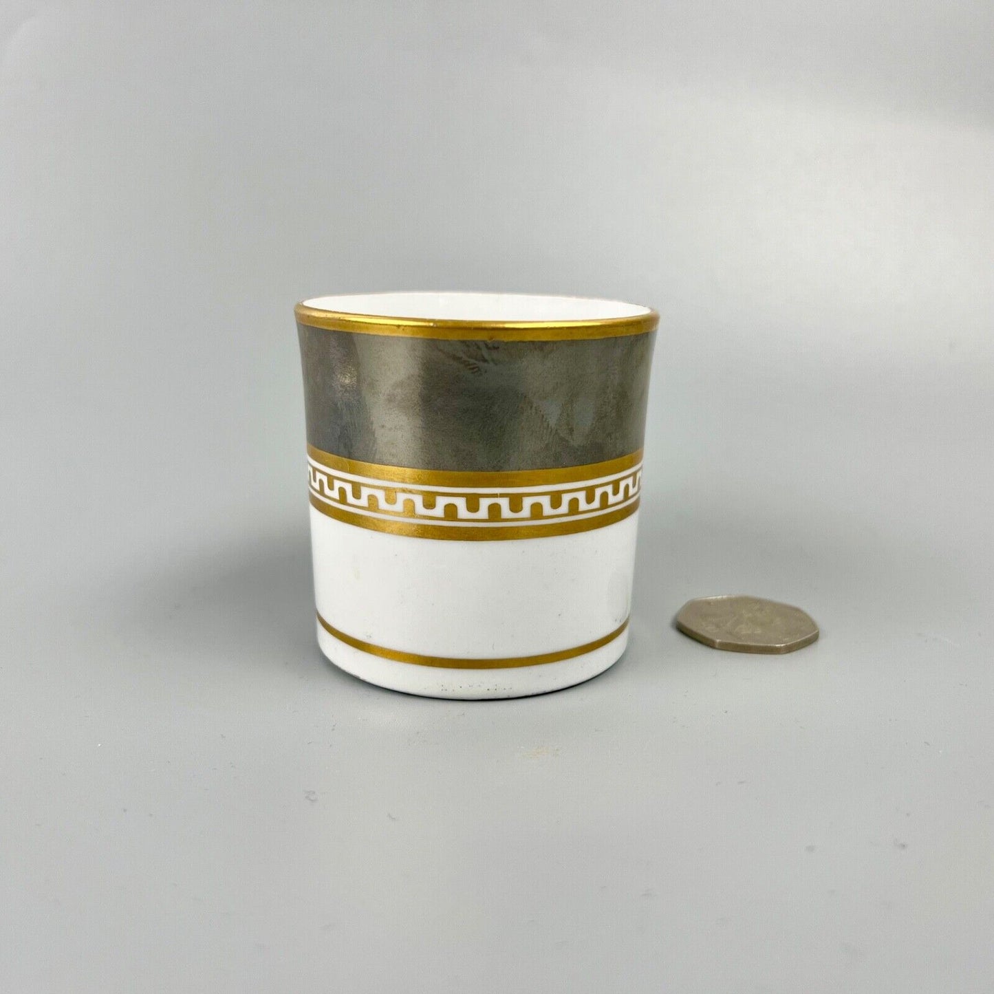 A fine Spode platinum lustre coffee can in pattern 822. c.1805-10