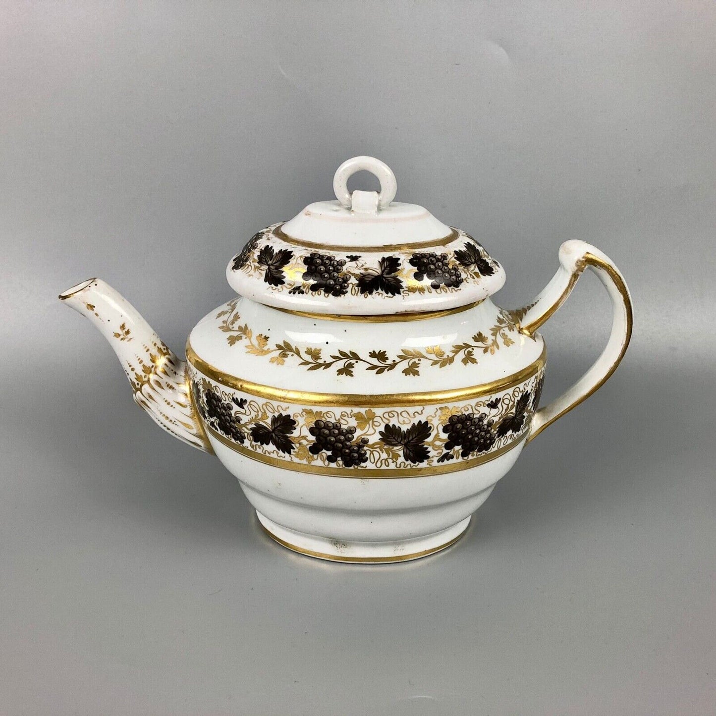 A 'Dejeune' shape Chamberlain Worcester teapot/cover. Probably pattern 175 c1803