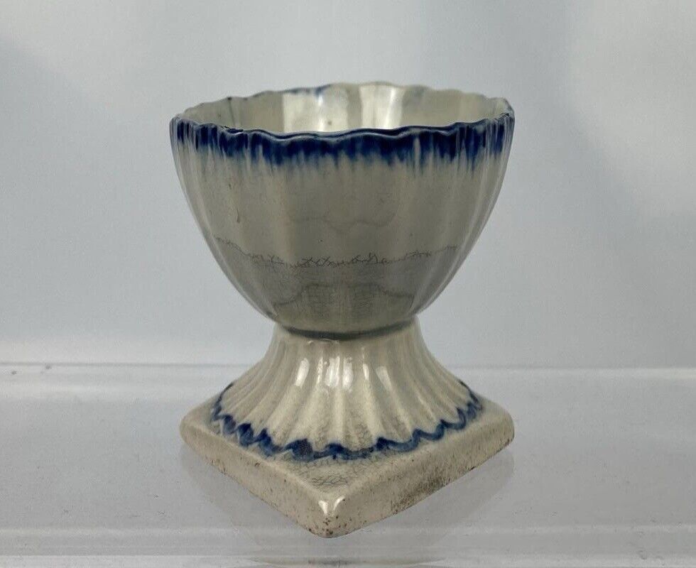 An English pearlware salt, 18th century. Blue feather decoration