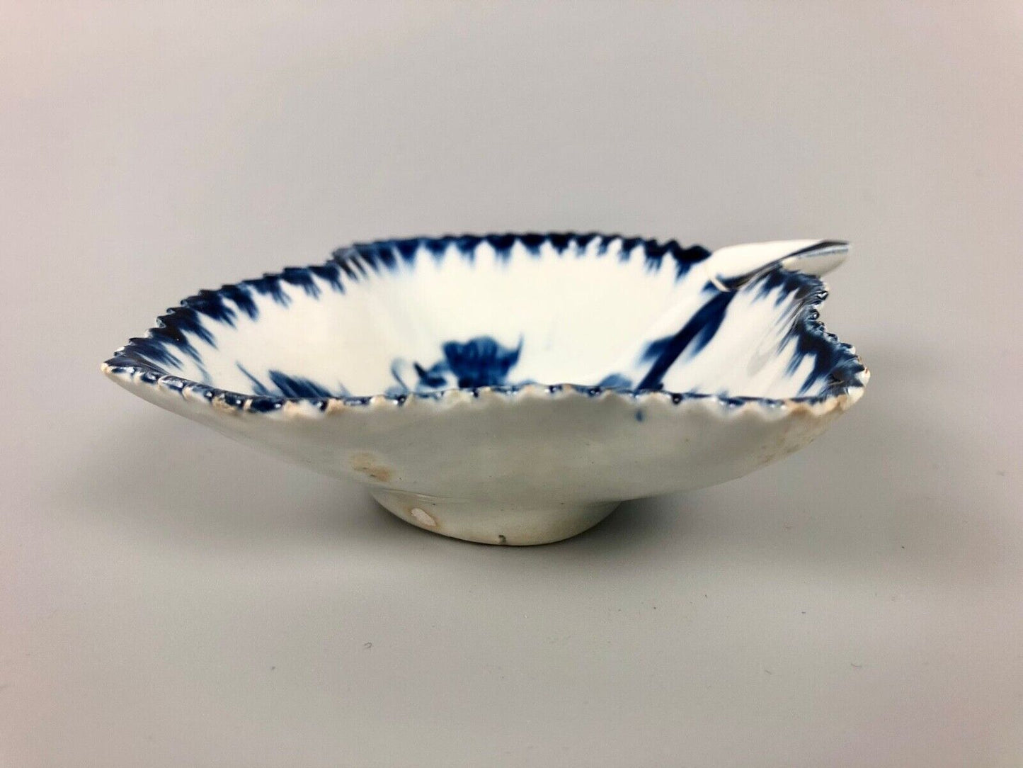 A Lowestoft Painted Pickle Dish With Berry Border c1768-70