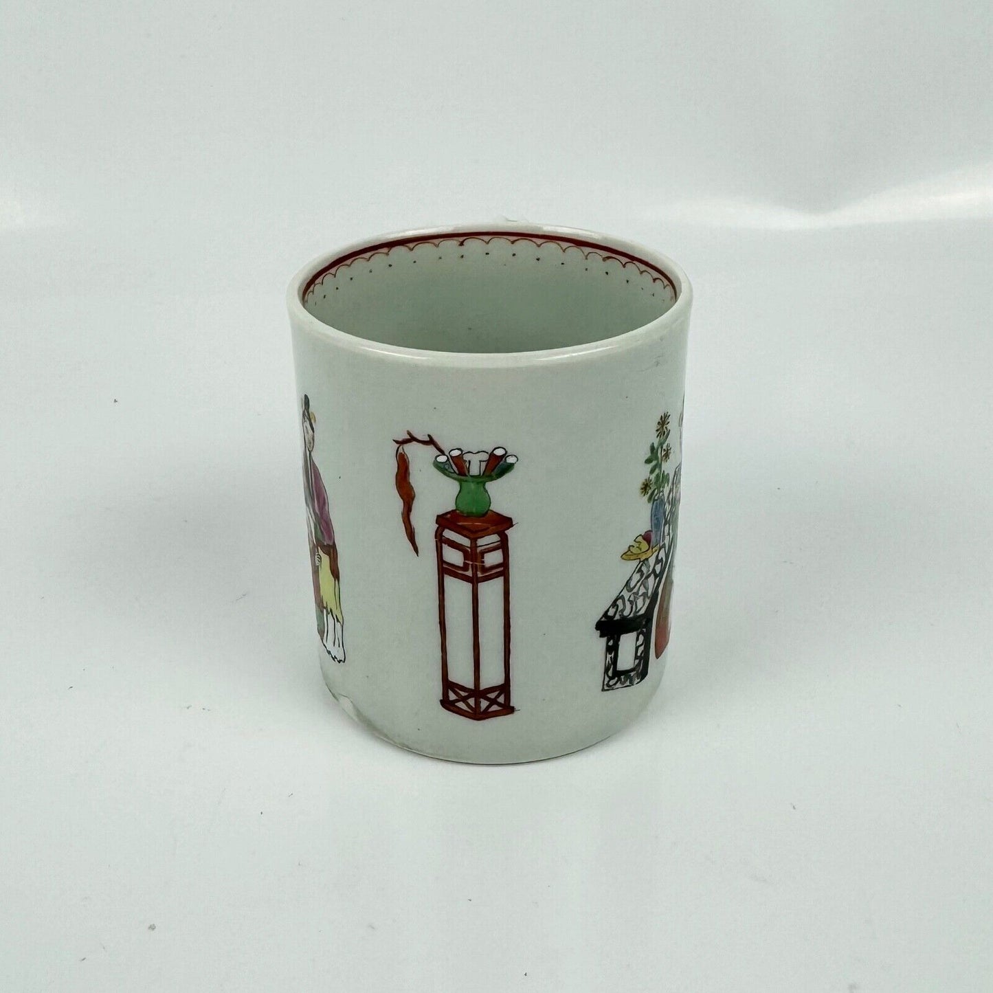 Worcester 1st period coffee can in the "Chinese family" pattern. c.1765-70