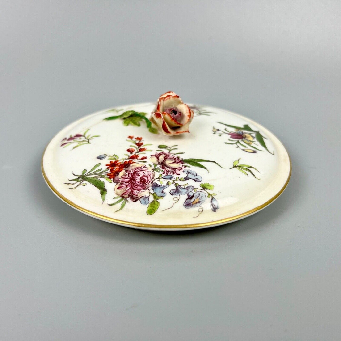 A superbly painted Chelsea (Red Anchor) tureen cover with rose knop 1752-6