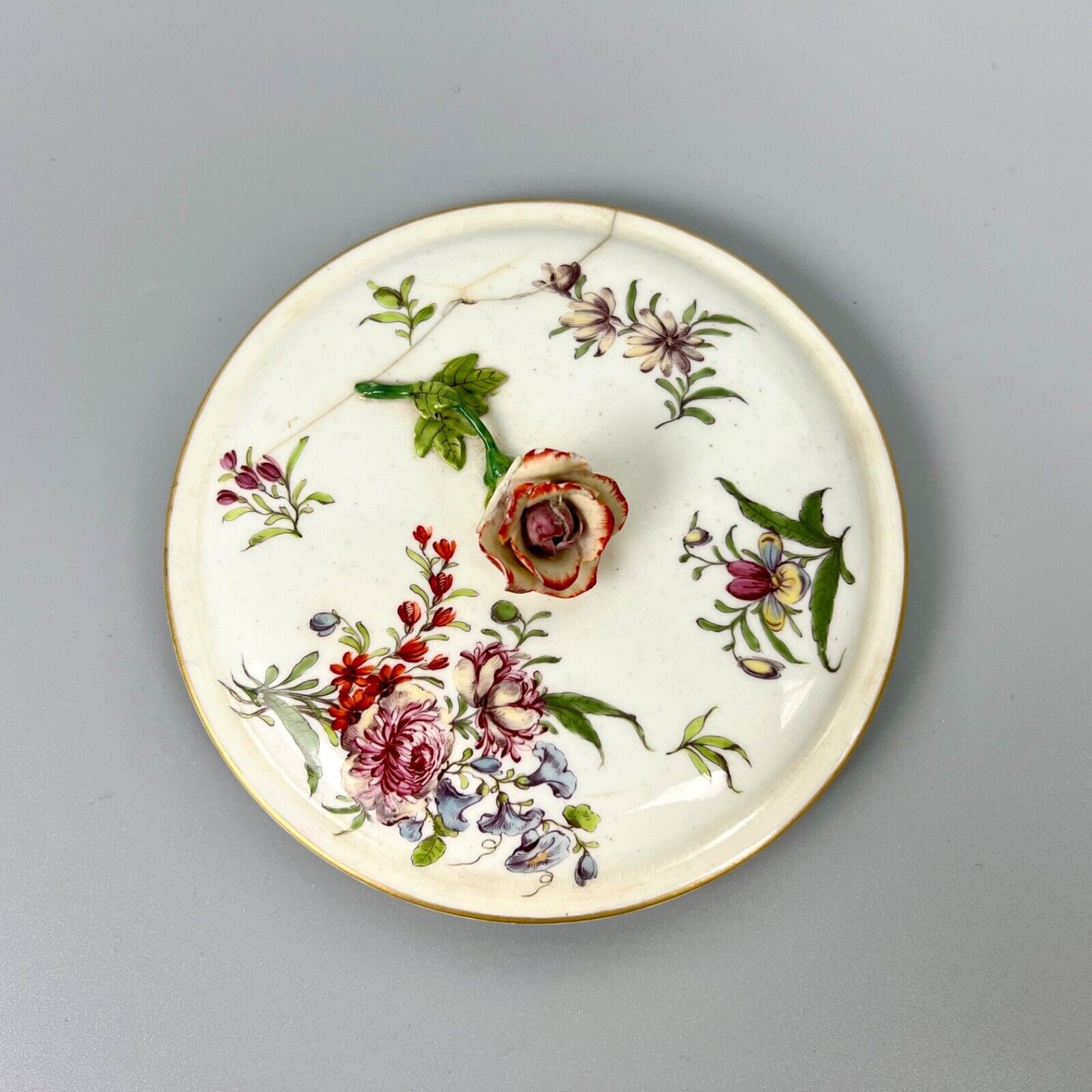 A superbly painted Chelsea (Red Anchor) tureen cover with rose knop 1752-6