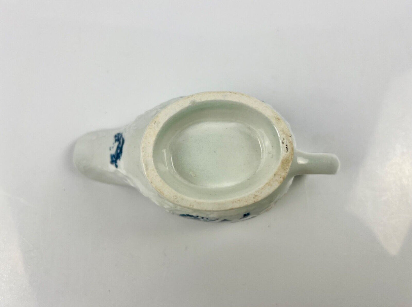 A Lowestoft porcelain cream jug