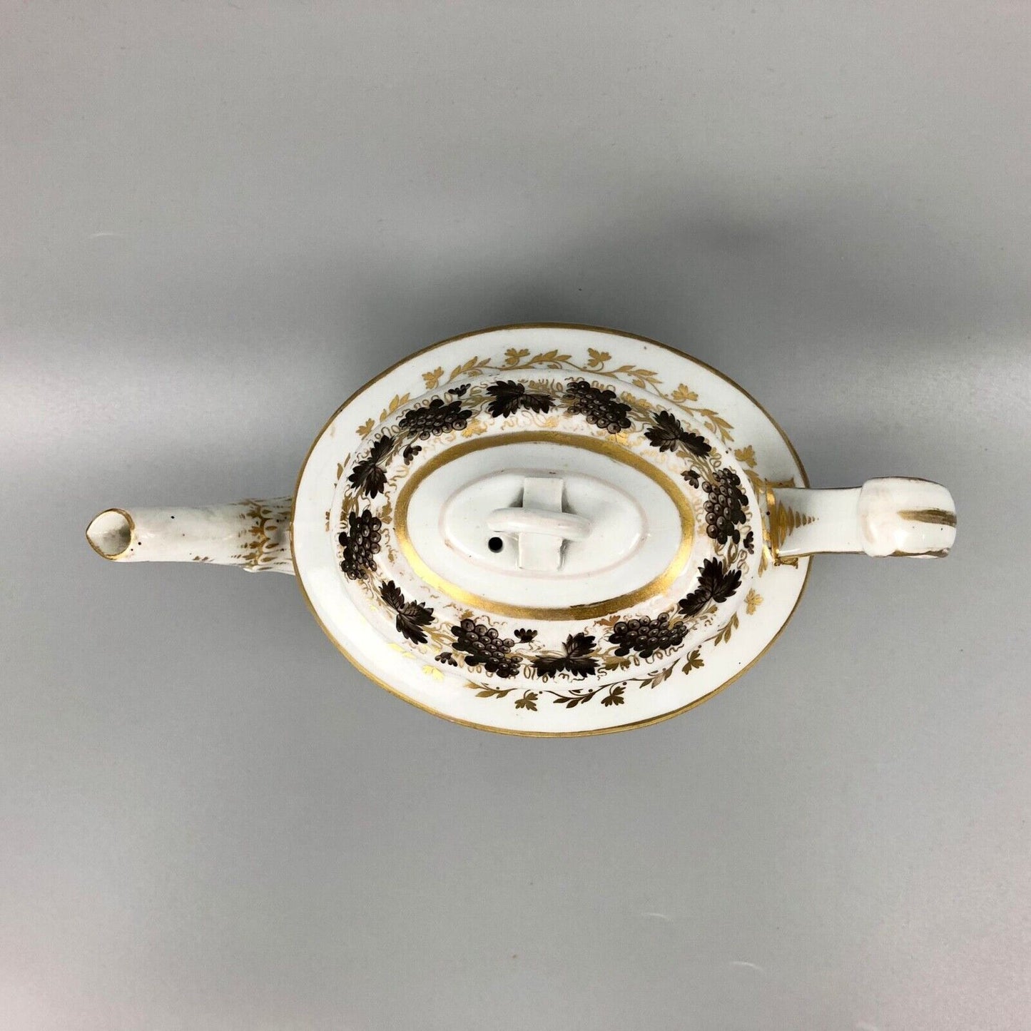 A 'Dejeune' shape Chamberlain Worcester teapot/cover. Probably pattern 175 c1803
