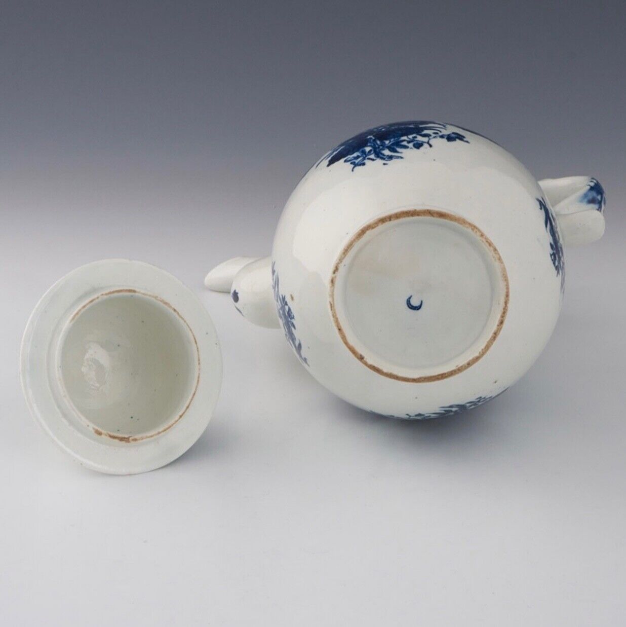 A late 18thc Lowestoft coffee pot and cover 1775-80
