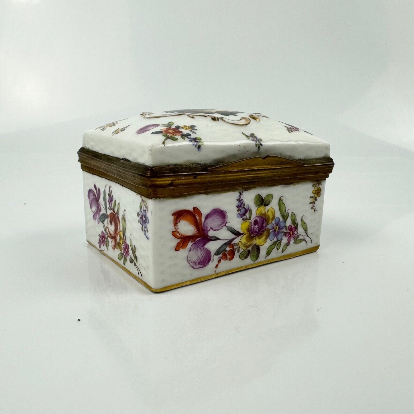 Samson porcelain box painted in Meissen-style w/figures & Deutsche Blümen c1880