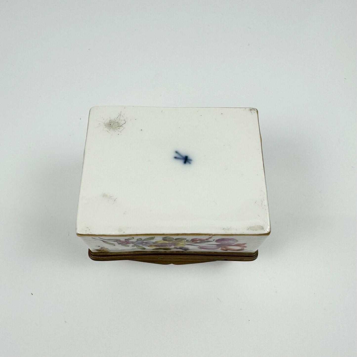 Samson porcelain box painted in Meissen-style w/figures & Deutsche Blümen c1880