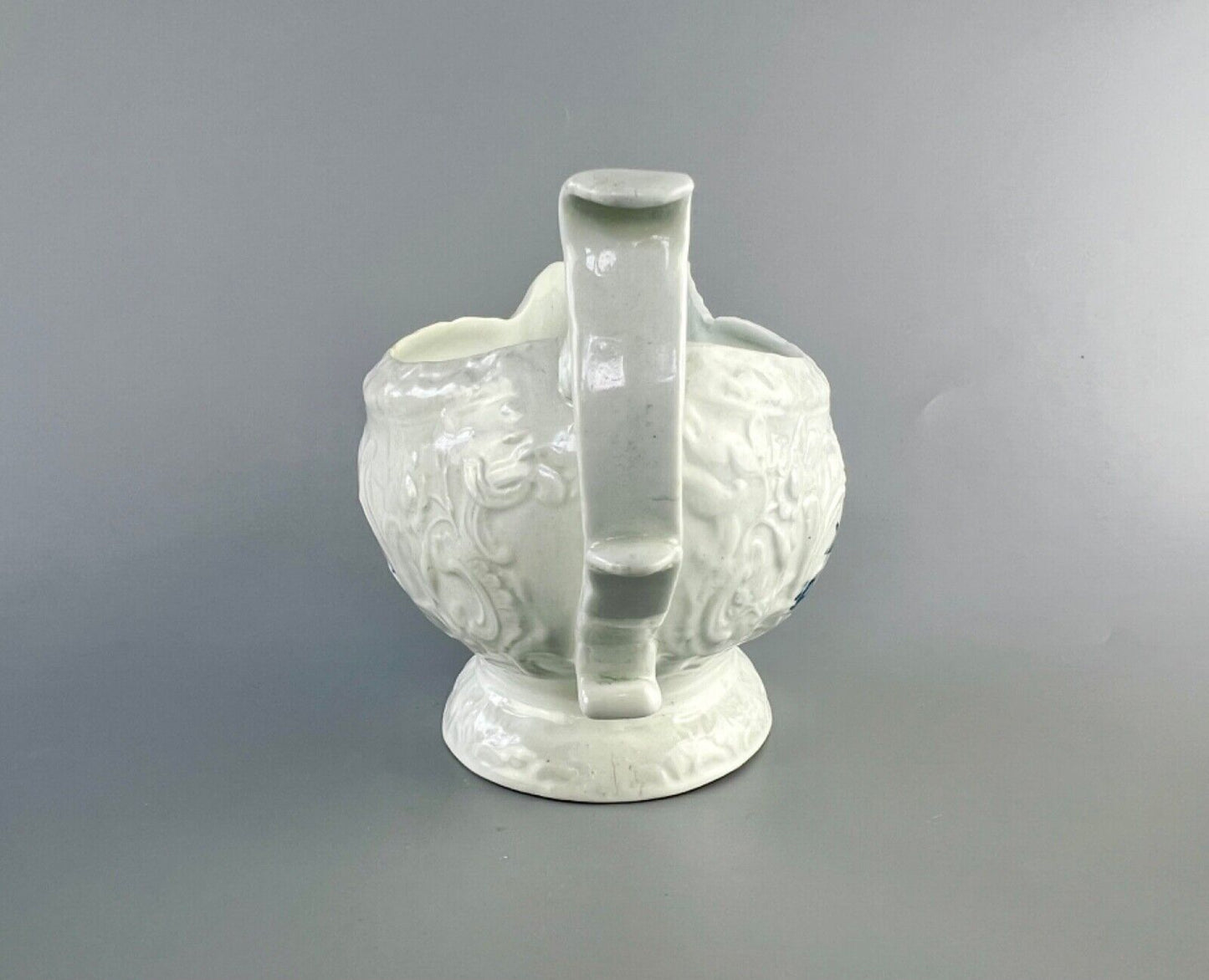A Worcester porcelain 'Two Porters Landcsape v.1' pattern sauceboat c1770
