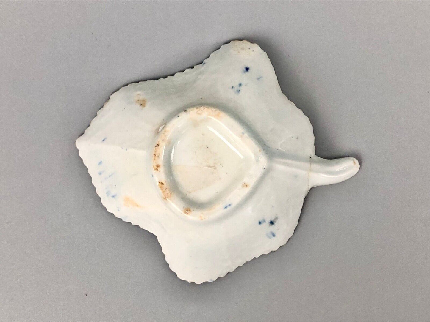A Lowestoft Painted Pickle Dish With Berry Border c1768-70
