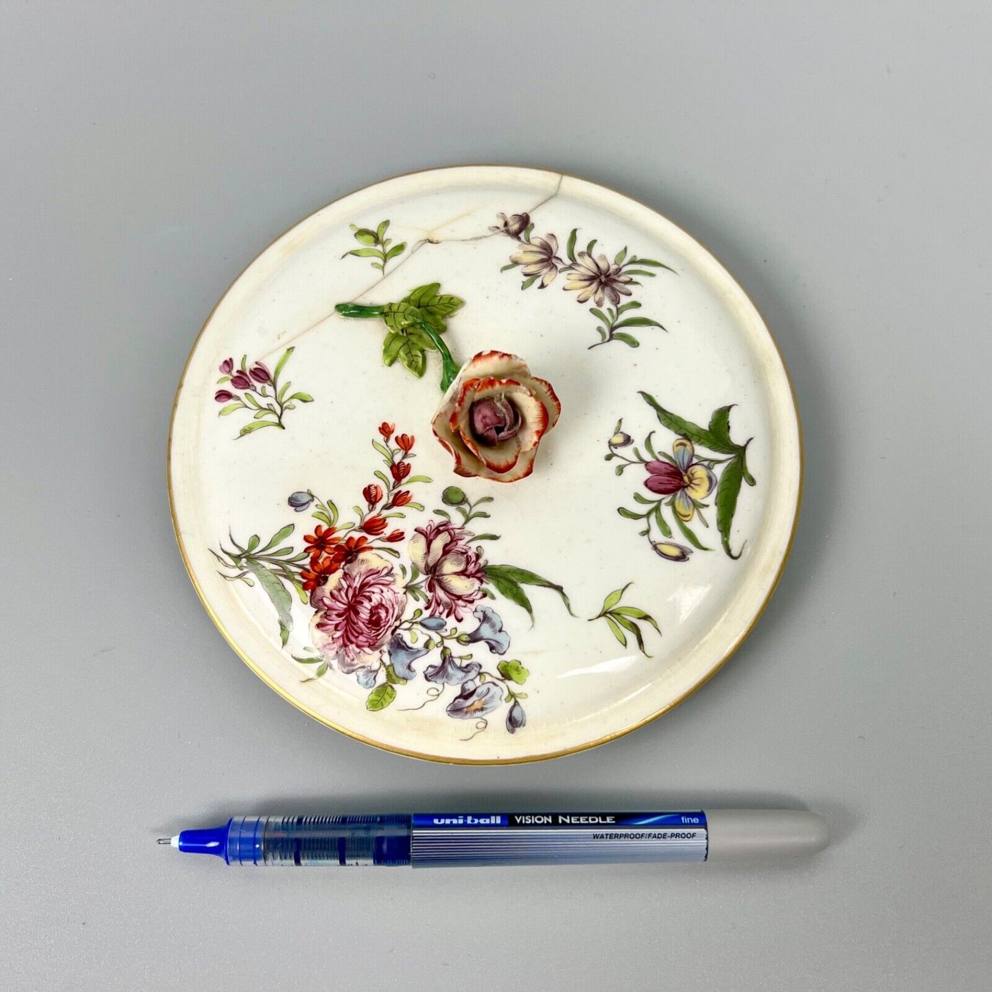 A superbly painted Chelsea (Red Anchor) tureen cover with rose knop 1752-6