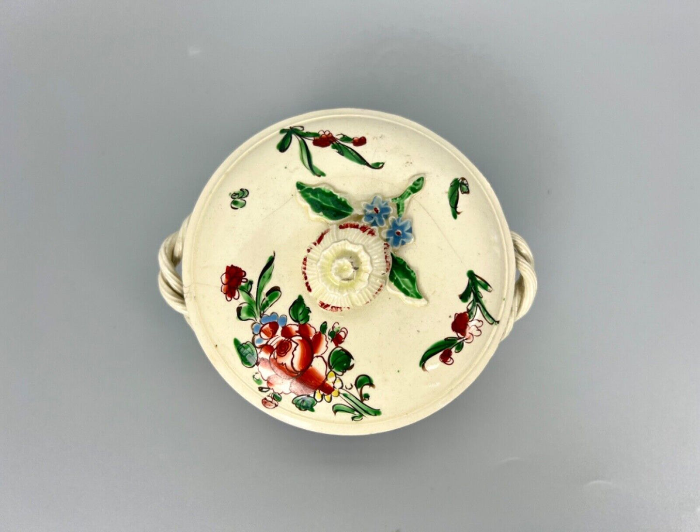A rare Cockpit Hill Derby sucrier & cover ex-Tom Walford & Garry Atkins c.1770