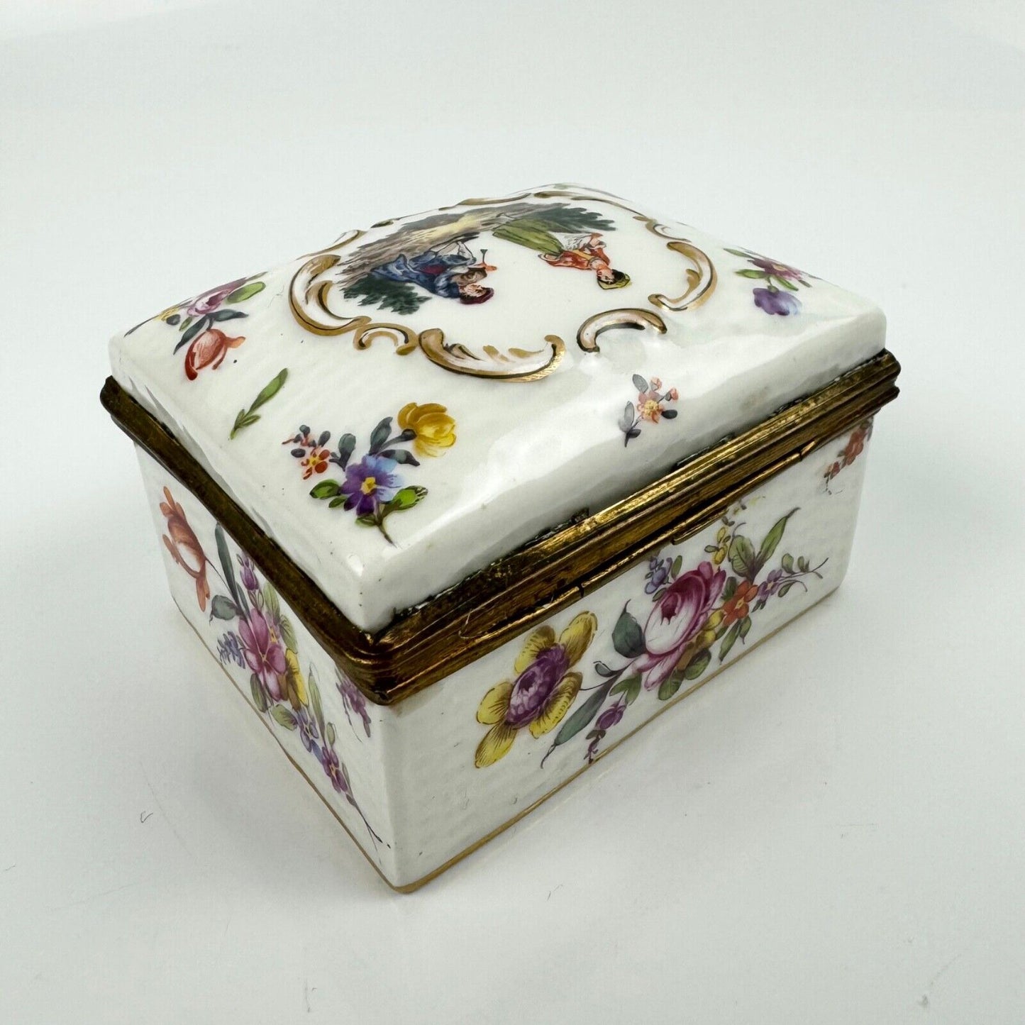 Samson porcelain box painted in Meissen-style w/figures & Deutsche Blümen c1880
