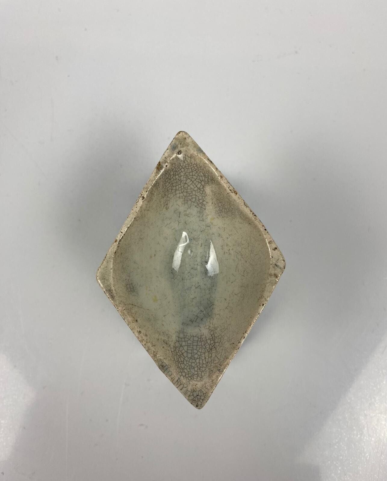 An English pearlware salt, 18th century. Blue feather decoration