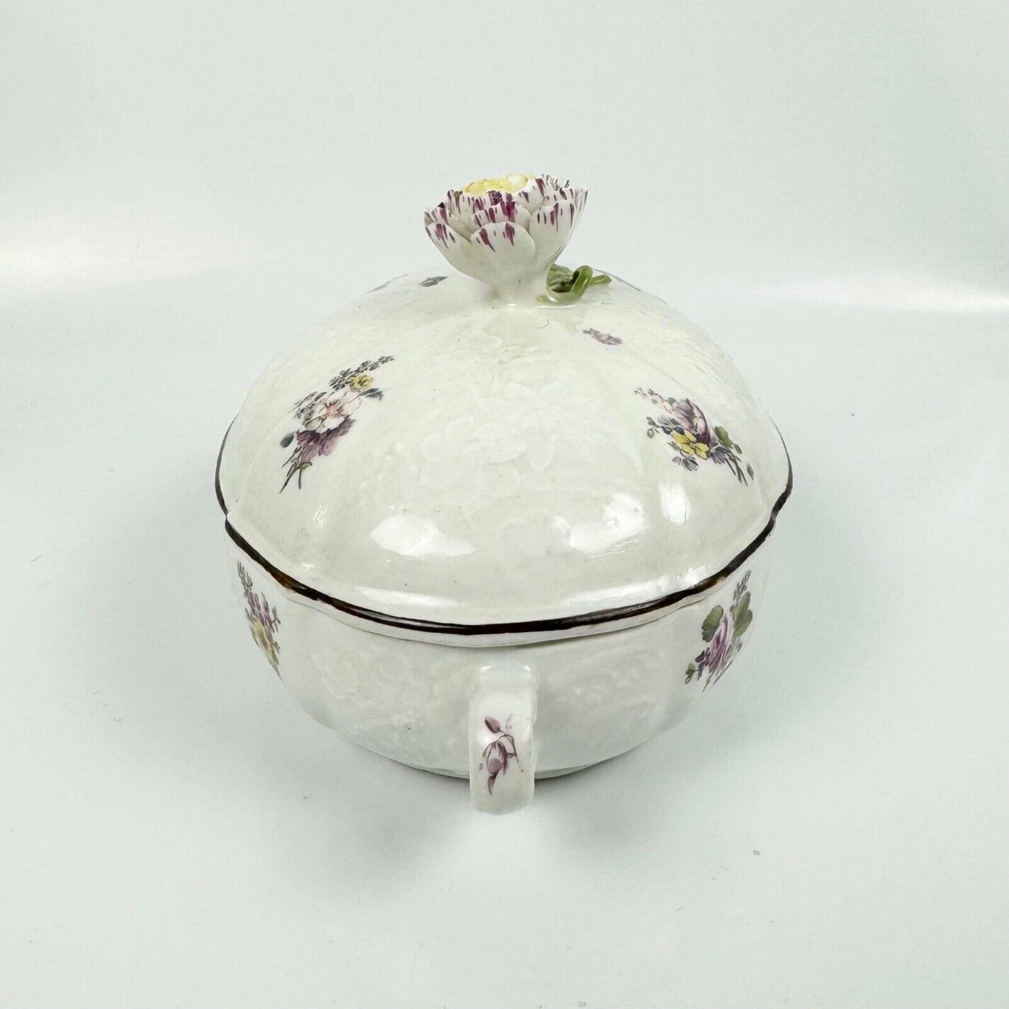 Meissen écuelle with deutsche blümen, floral moulding & floral finial c.1745-55