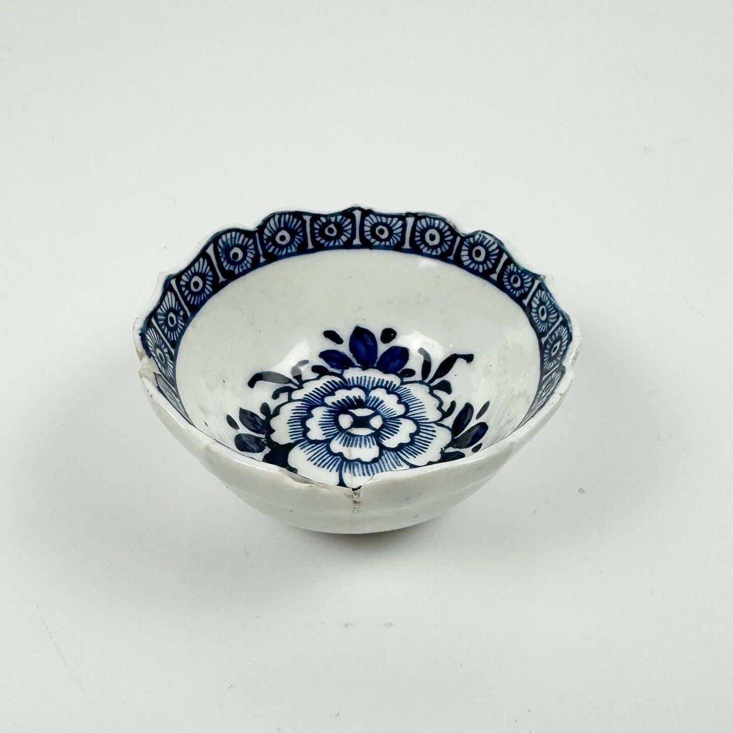 Unusual Derby wine tasters c1770 painted with blue carnations & cell border