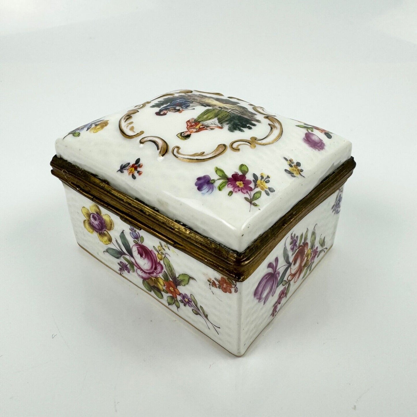 Samson porcelain box painted in Meissen-style w/figures & Deutsche Blümen c1880