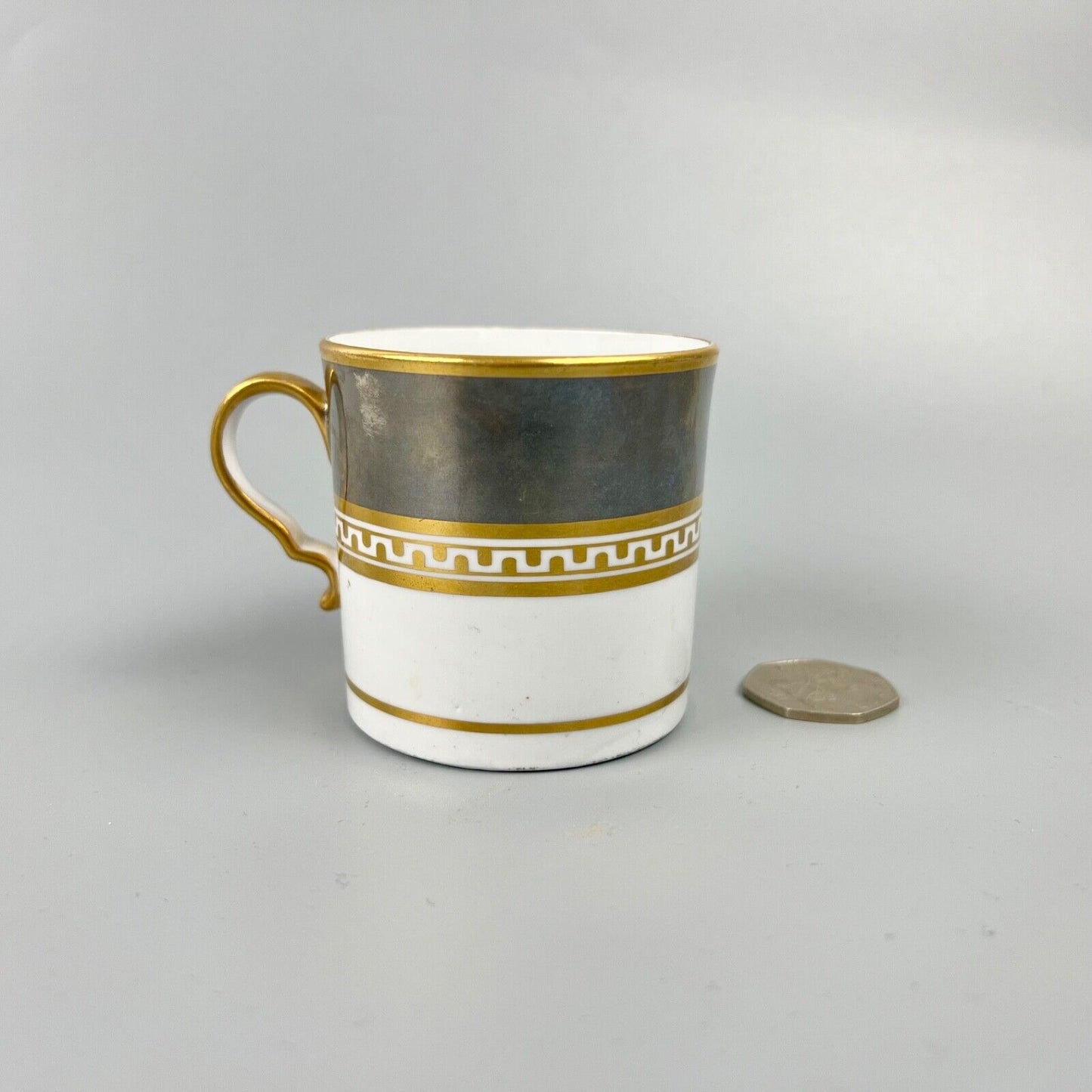 A fine Spode platinum lustre coffee can in pattern 822. c.1805-10