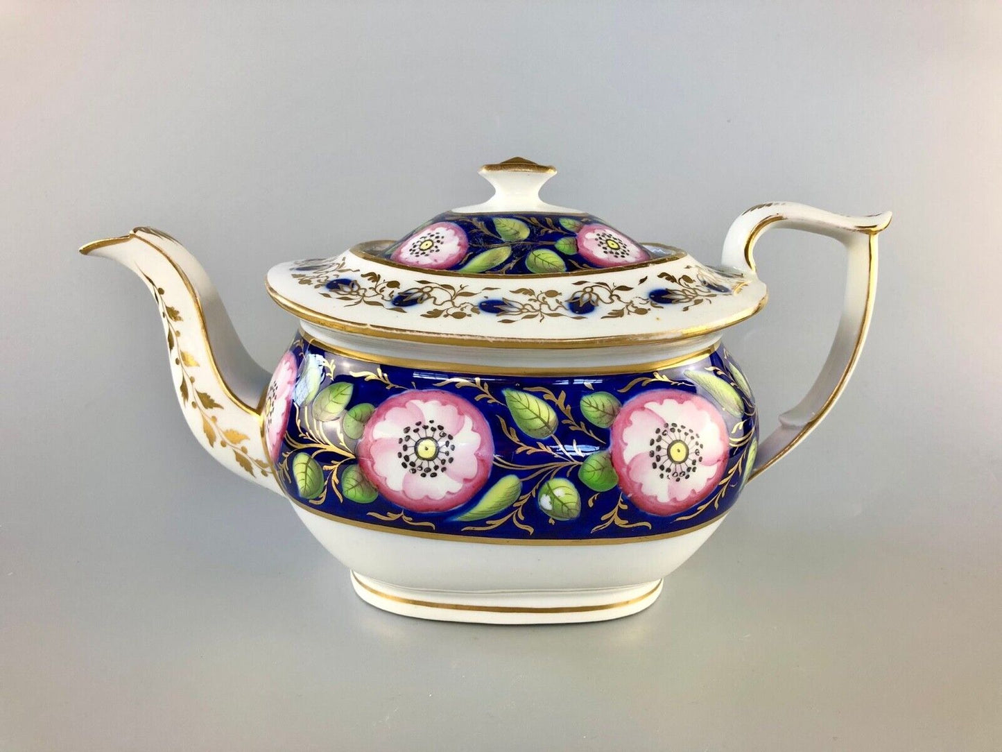 A lovely New Hall London-shape tea pot in spectacular pattern 1421. c.1812-18