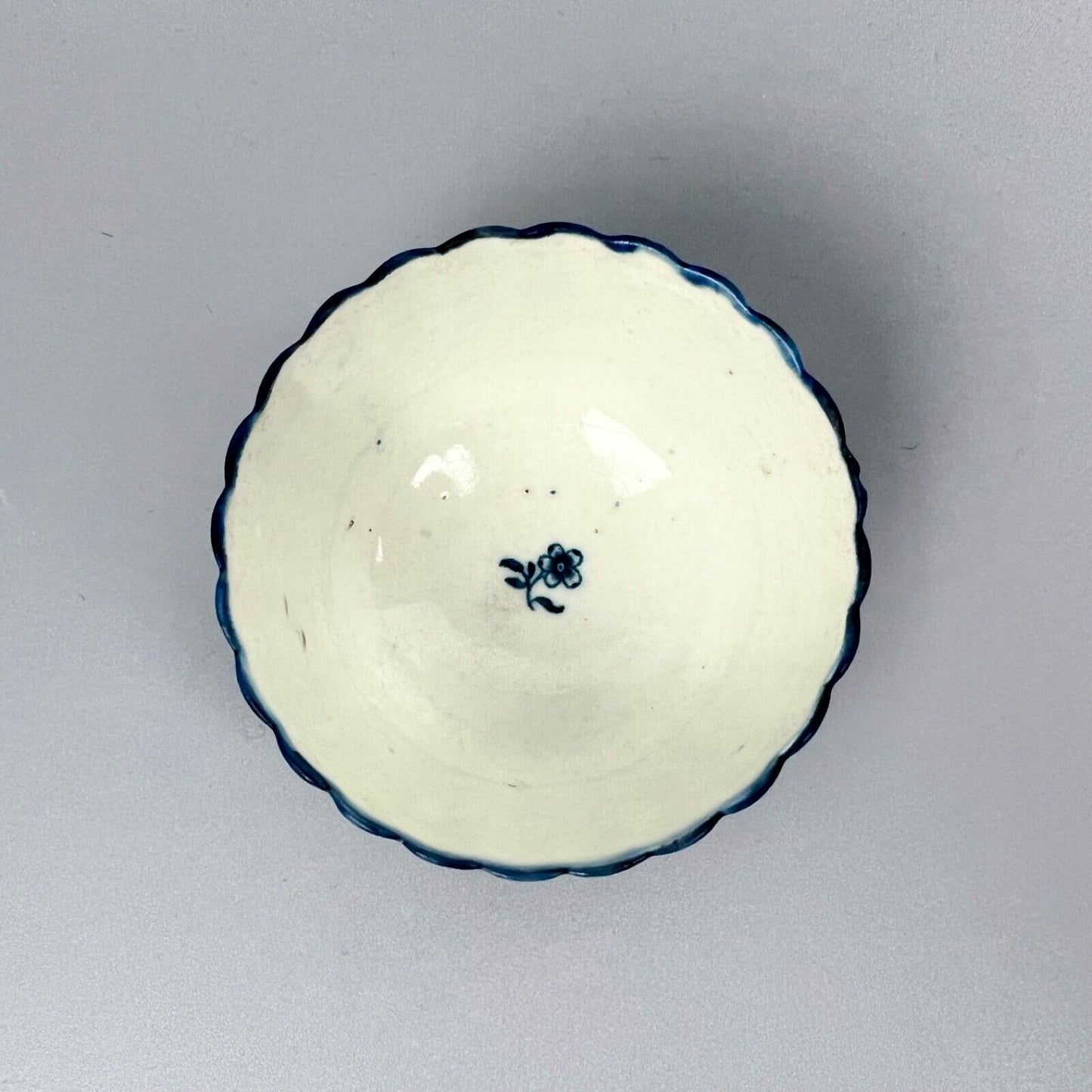 Very rare Worcester blue & white corrugated teabowl in unrecorded pattern c1780