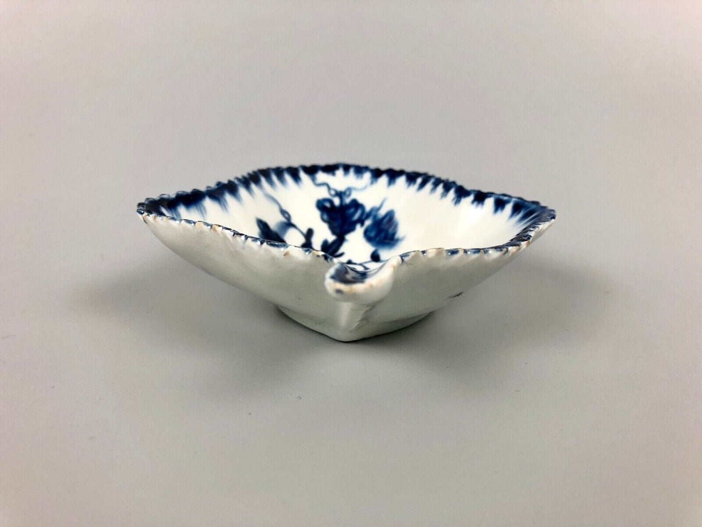 A Lowestoft Painted Pickle Dish With Berry Border c1768-70