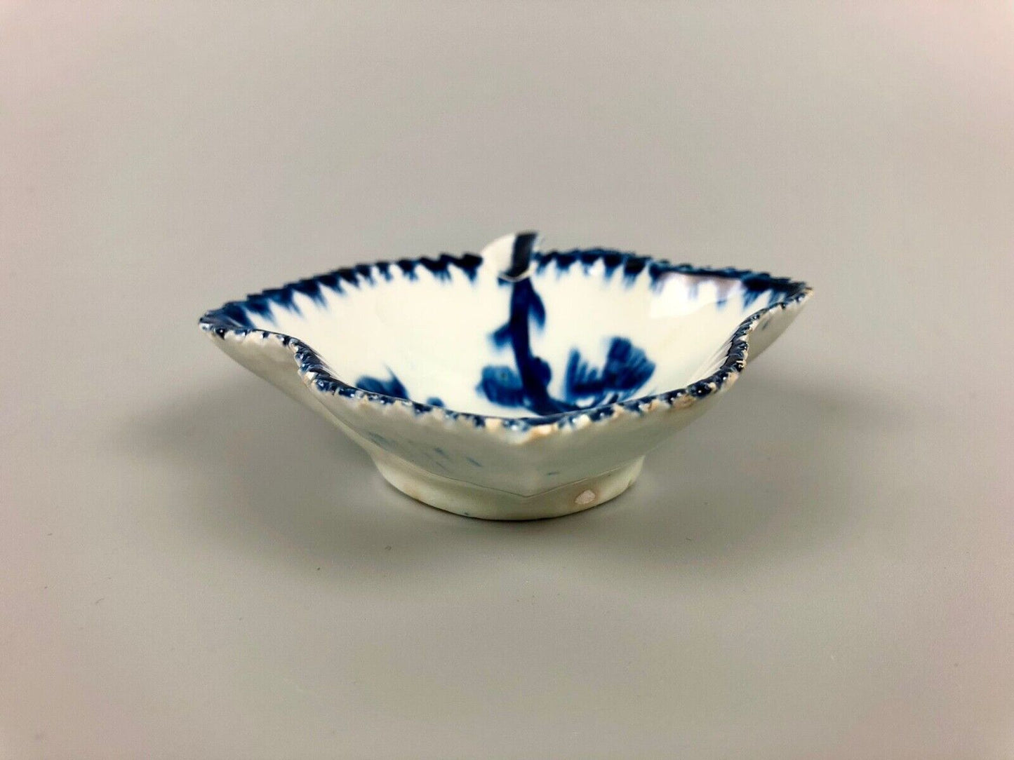 A Lowestoft Painted Pickle Dish With Berry Border c1768-70