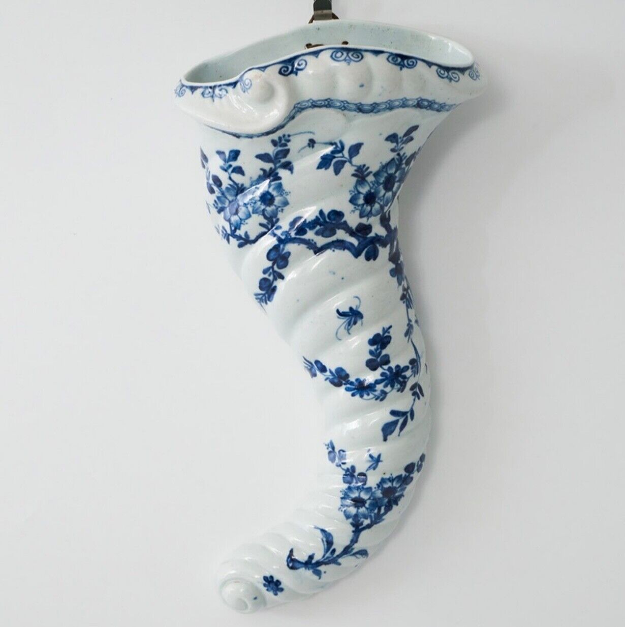A rare pair of Worcester cornucopia wall pockets c.1760
