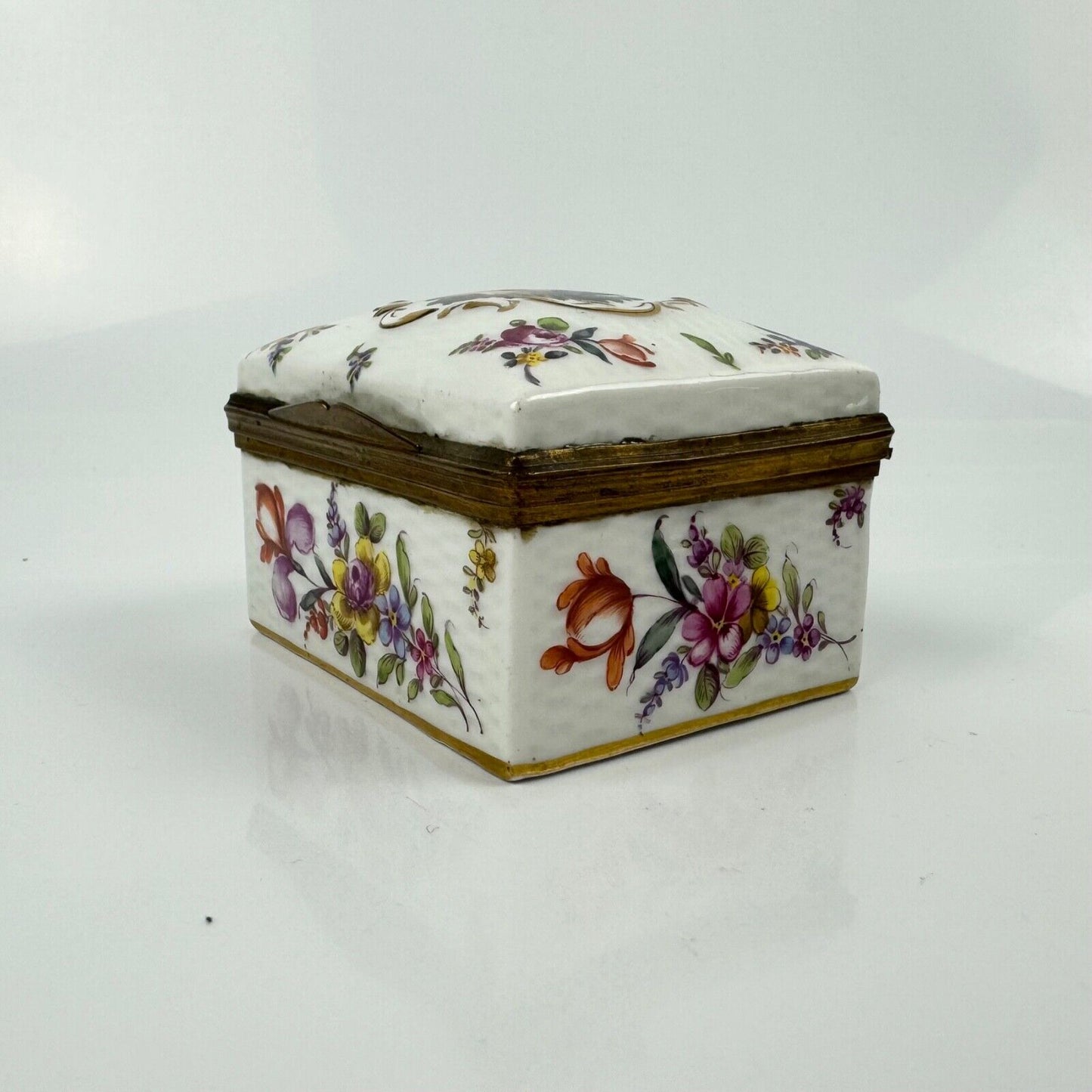 Samson porcelain box painted in Meissen-style w/figures & Deutsche Blümen c1880