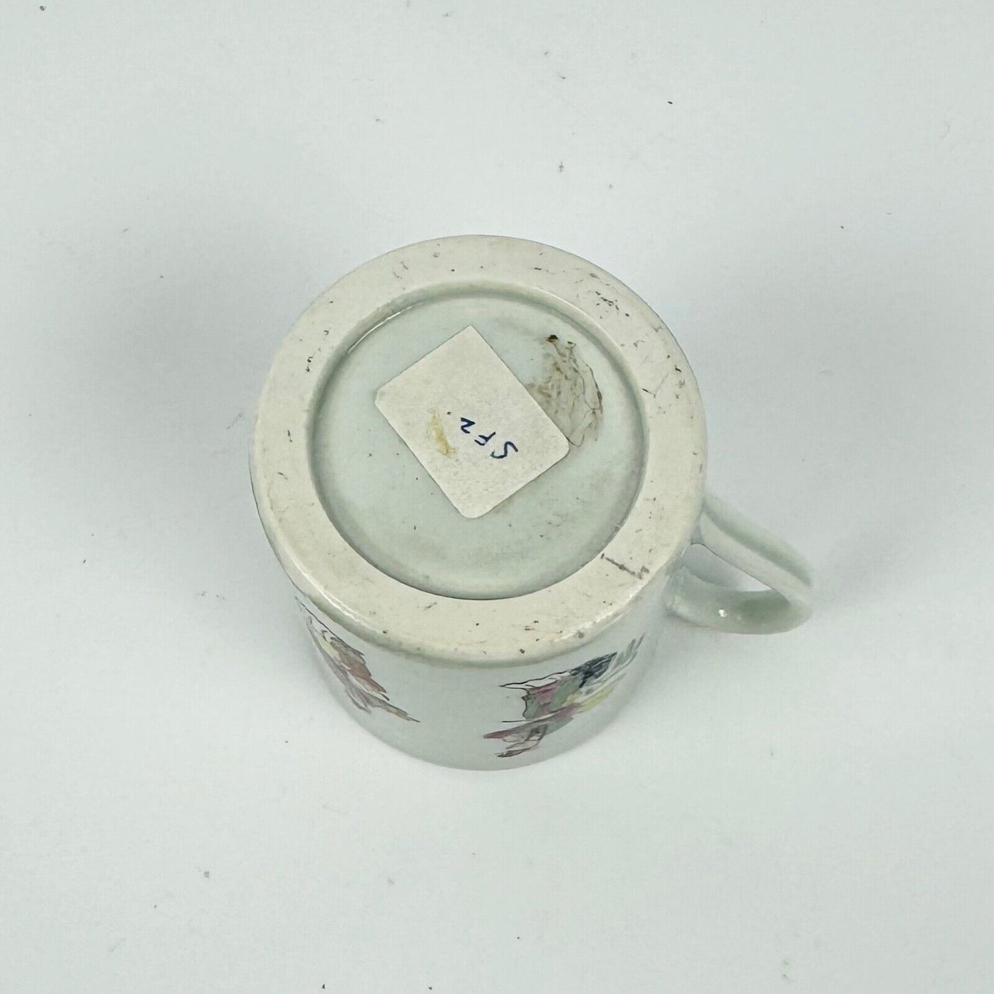 Worcester 1st period coffee can in the "Chinese family" pattern. c.1765-70