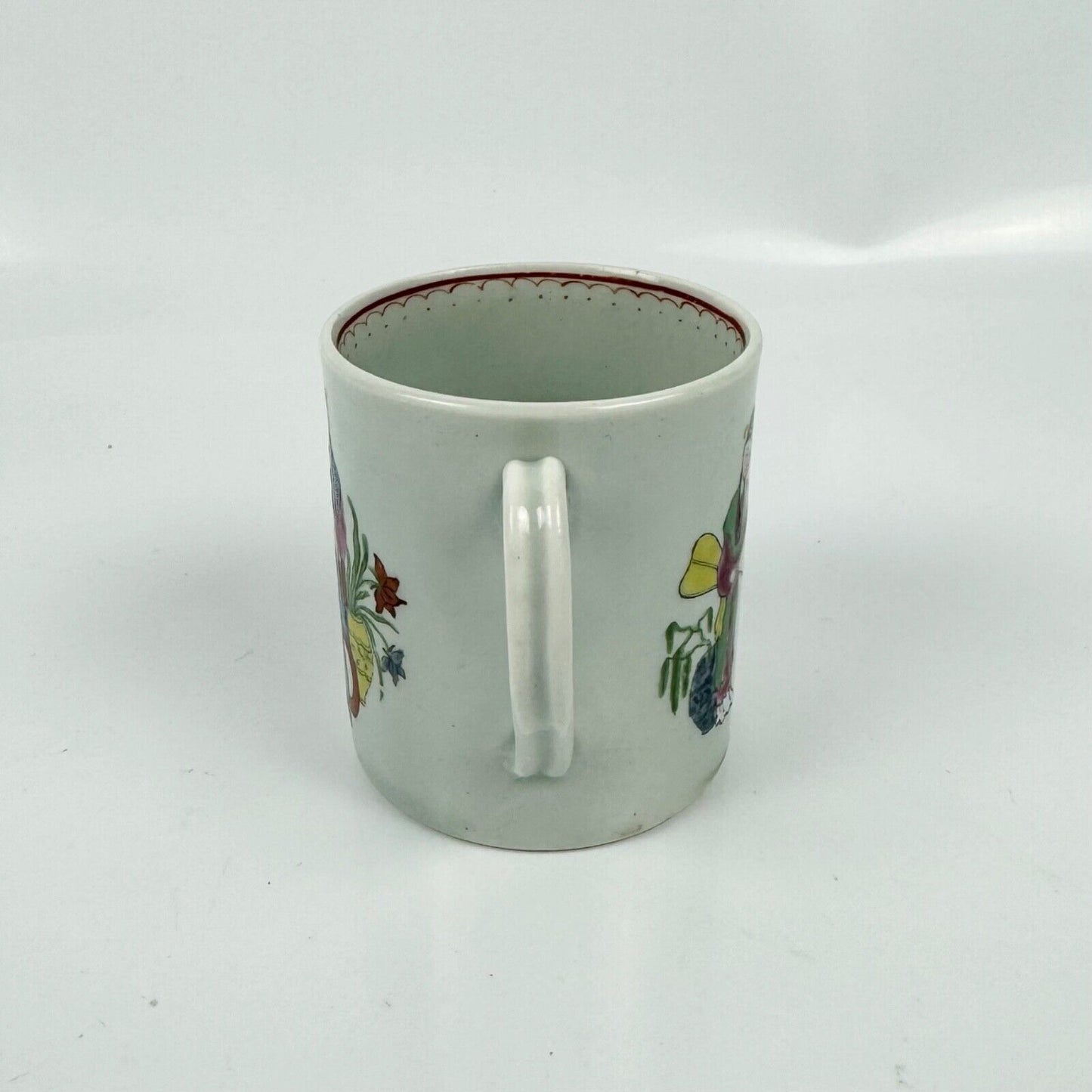 Worcester 1st period coffee can in the "Chinese family" pattern. c.1765-70