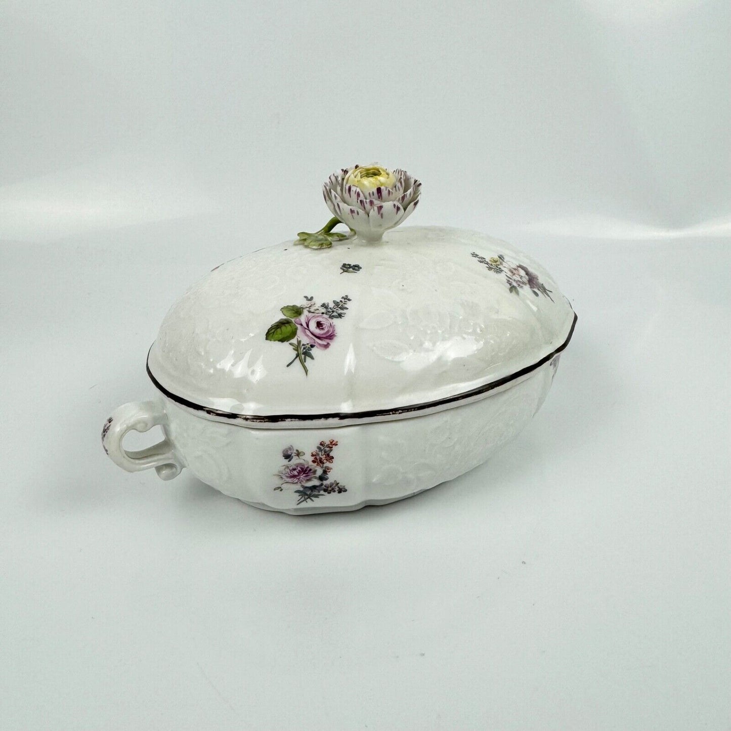 Meissen écuelle with deutsche blümen, floral moulding & floral finial c.1745-55