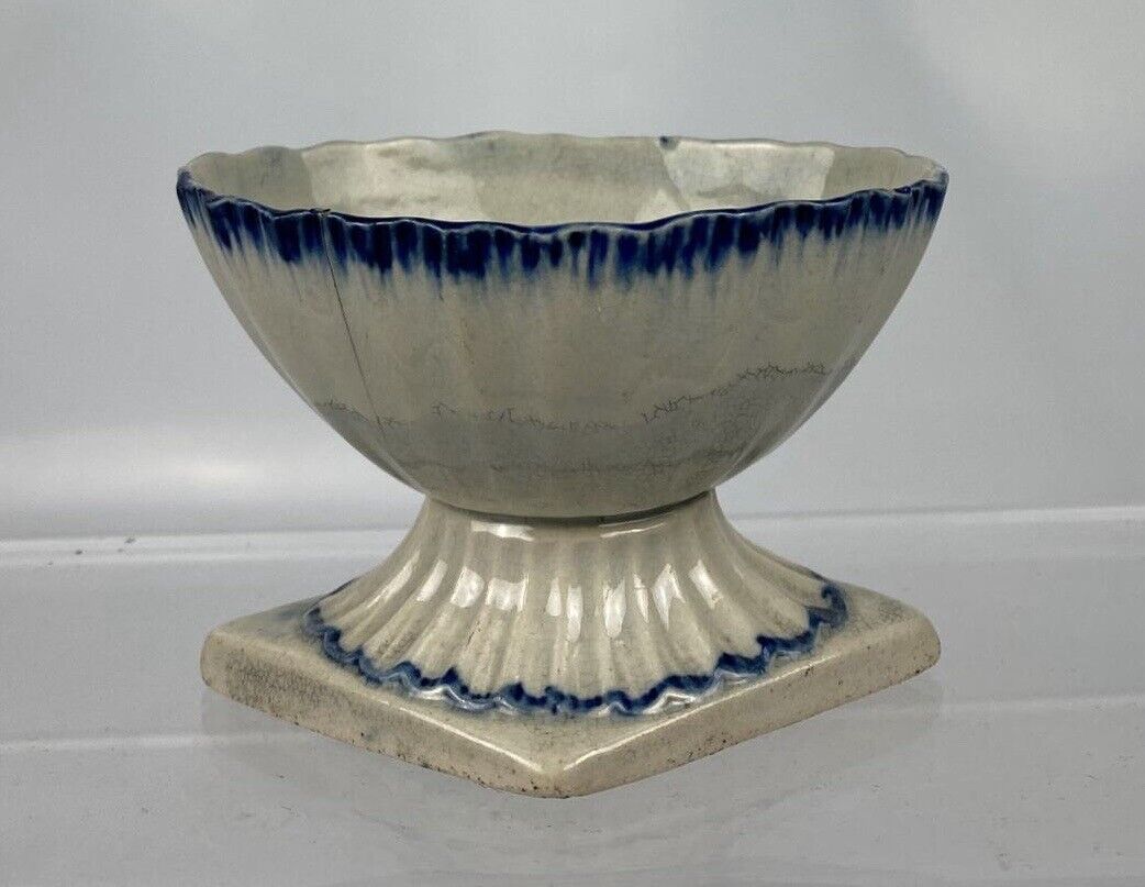 An English pearlware salt, 18th century. Blue feather decoration