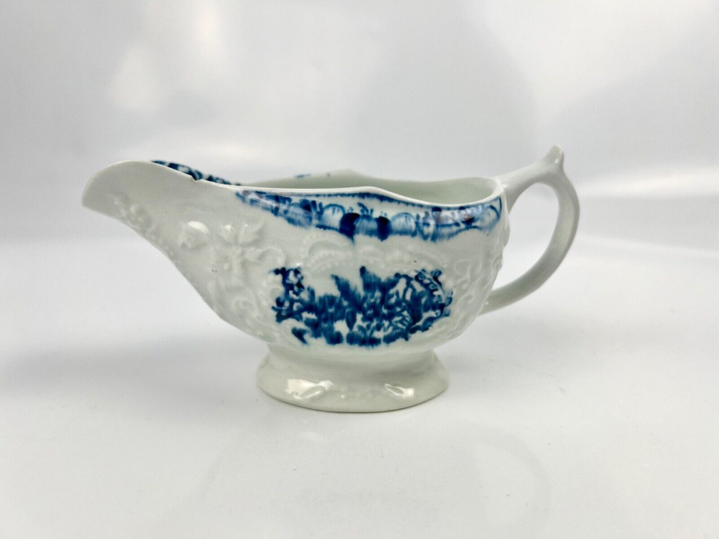 A Lowestoft porcelain cream jug