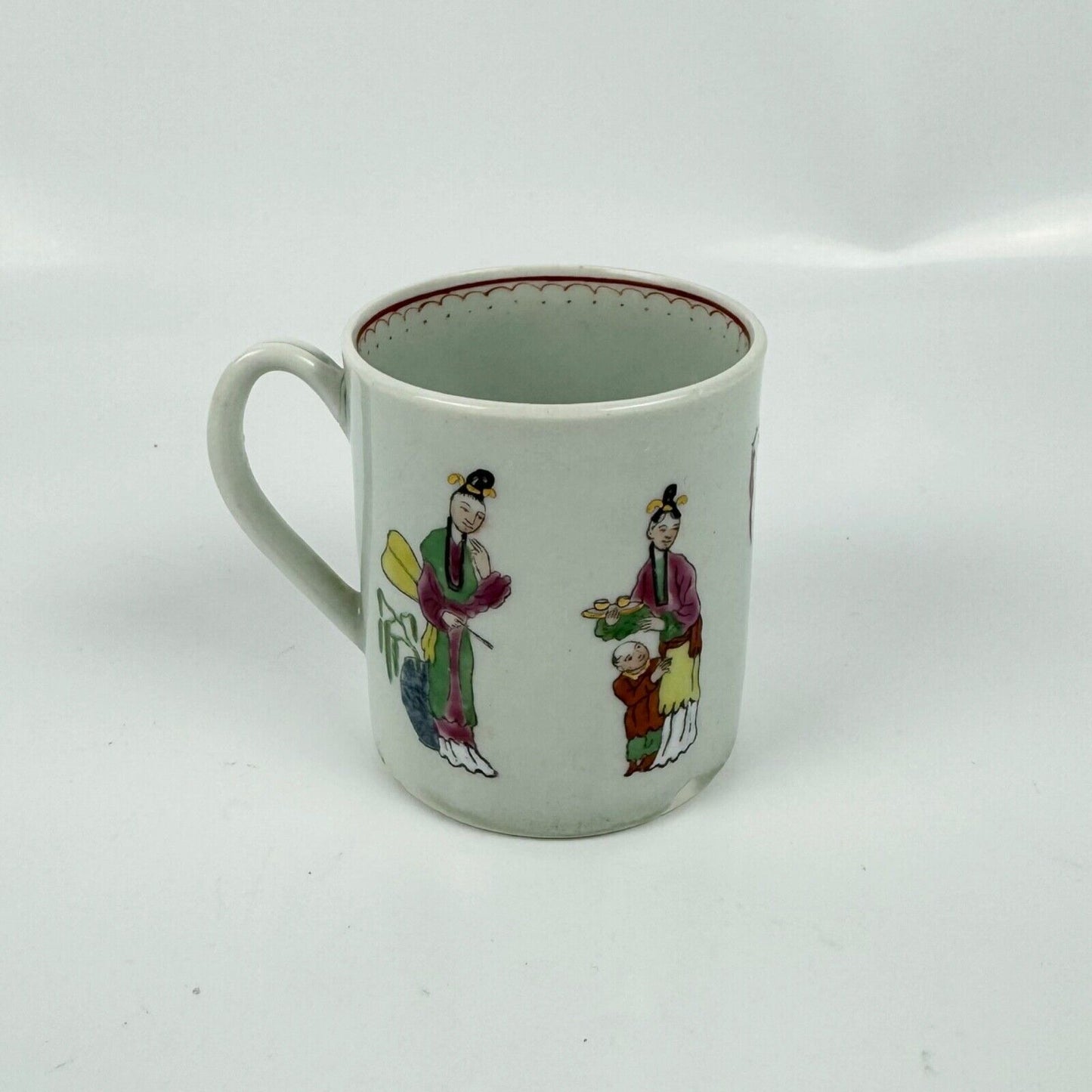 Worcester 1st period coffee can in the "Chinese family" pattern. c.1765-70