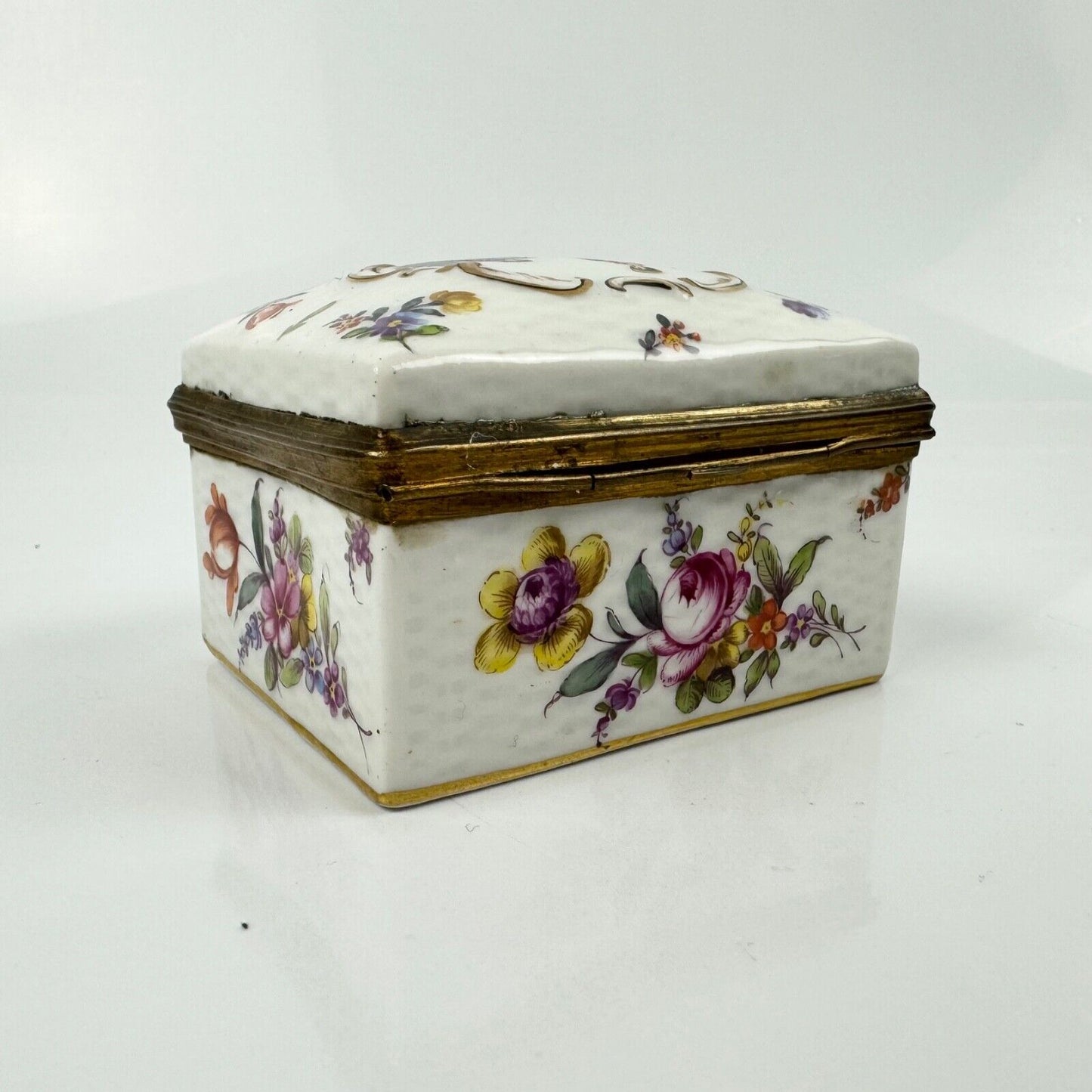 Samson porcelain box painted in Meissen-style w/figures & Deutsche Blümen c1880