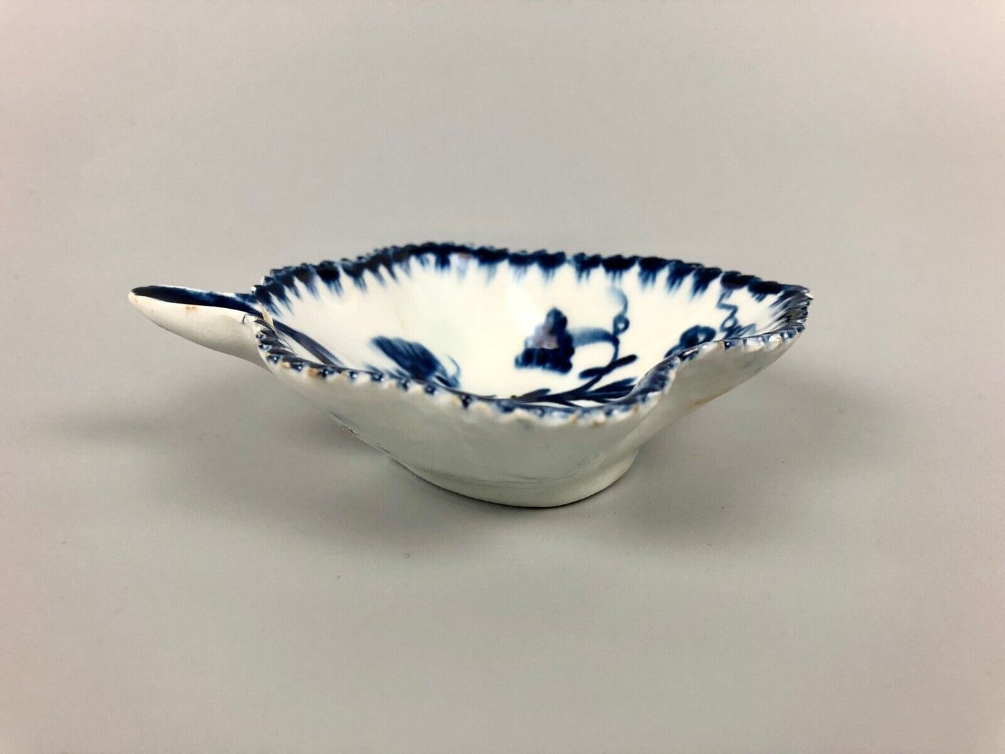 A Lowestoft Painted Pickle Dish With Berry Border c1768-70
